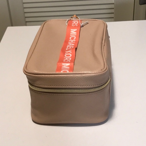 NWT Michael Kors cosmetic train makeup bag - pale pink pebble leather - Picture 3 of 7